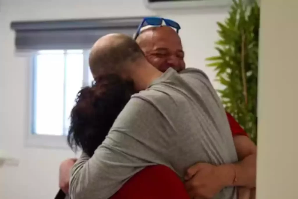 El emotivo reencuentro entre el rehén argentino Iair Horn y su madre tras ser liberado