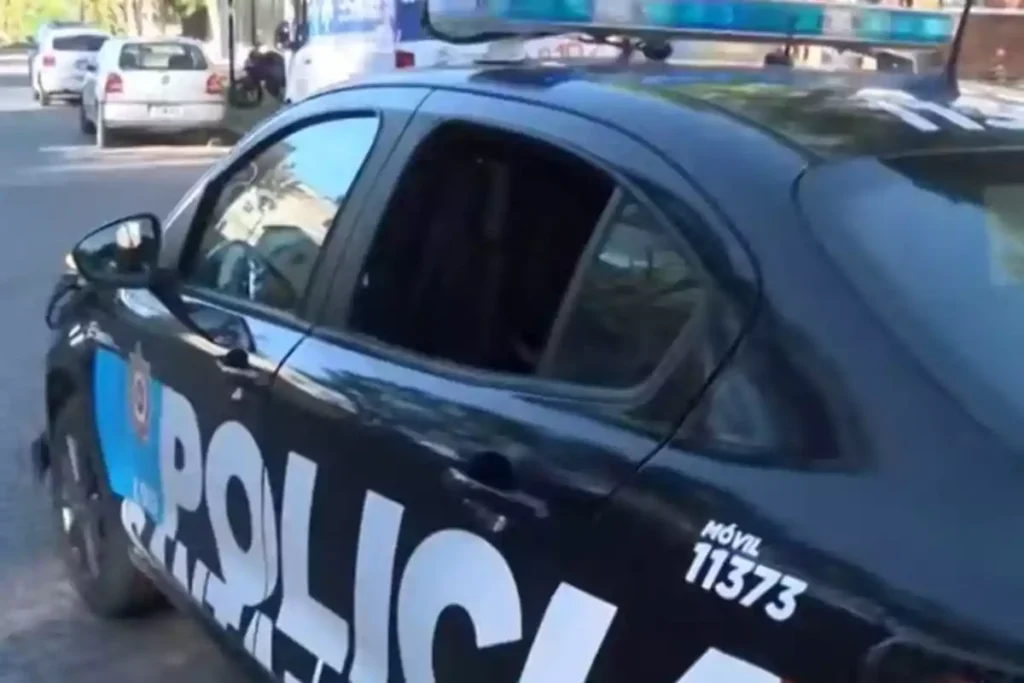 Un delincuente rompió el vidrio de un patrullero para escapar, quedó herido y murió