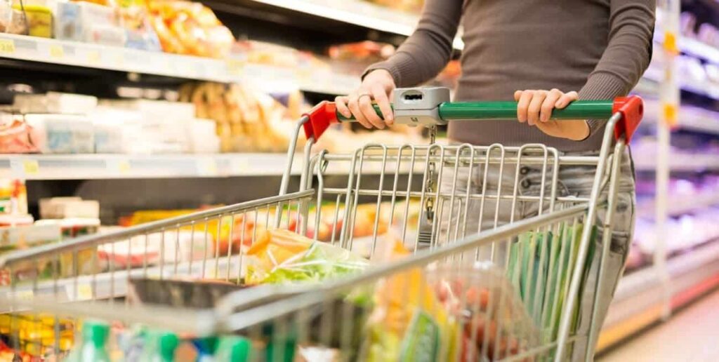 Deudas en las familias: economista propone recortar en alimentos