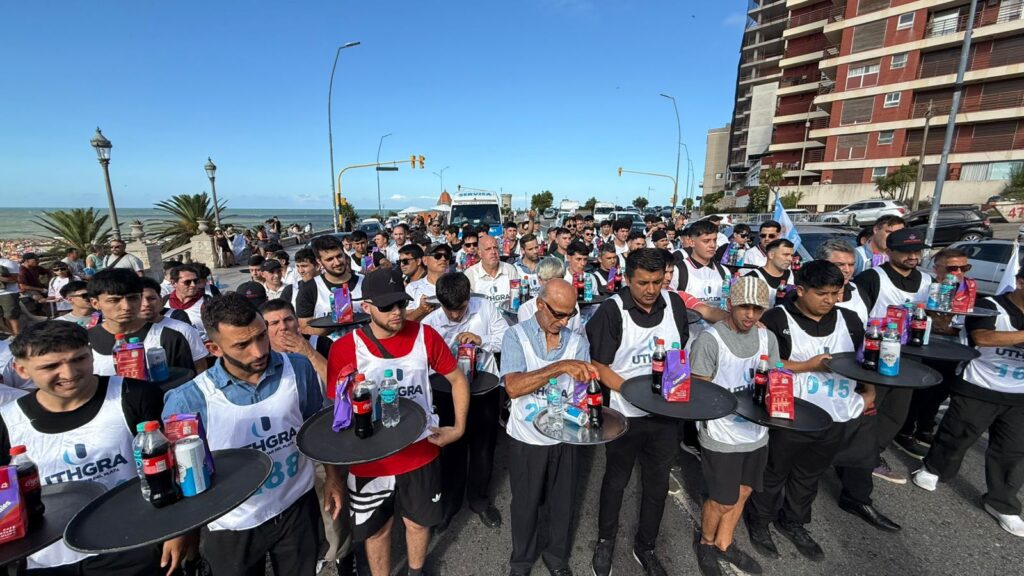 Más de 600 mozos y camareras corrieron la tradicional maratón de UTHGRA en la costa marplatense