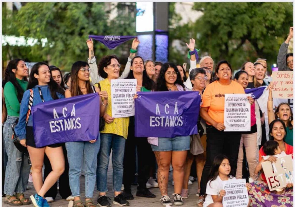 “Acá estamos”, los feminismos se expresan en la rambla y el Teatro Auditorium