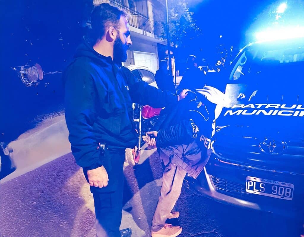 Motociclista fue aprehendido tras evadir un control, chocar y agredir a un agente de la Patrulla Municipal