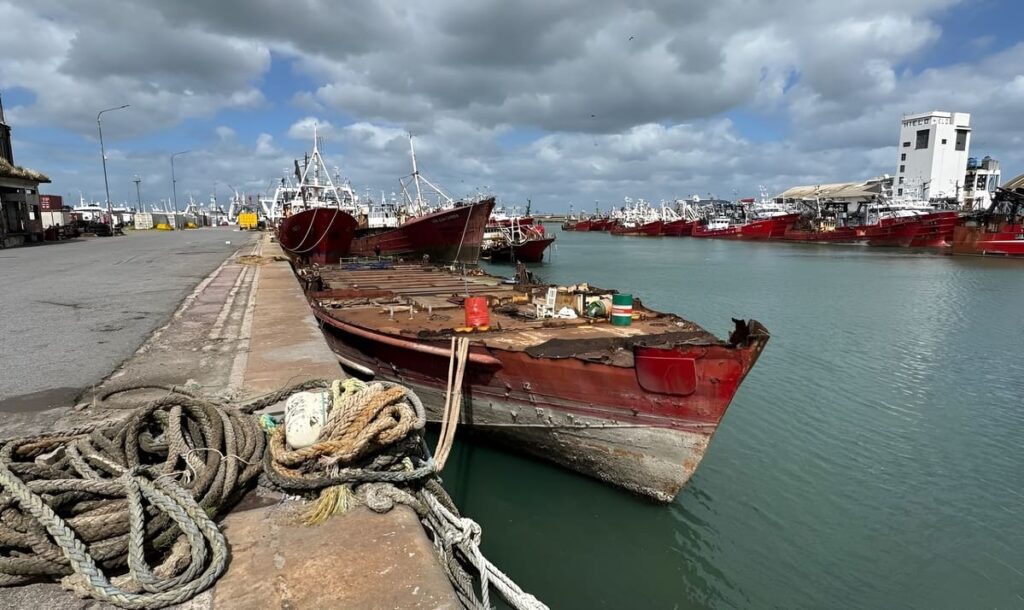 Trasladan al varadero de la Base Naval otro pesquero inactivo para completar su desguace